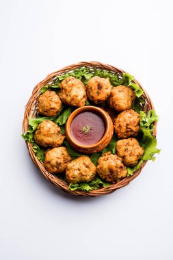 rava Bhajj veya bhajiya da suji Pakoda veya irmik Pakora olarak bilinen, domates ketçap ile servis edilir. seçici odaklama