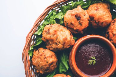 rava Bhajj veya bhajiya da suji Pakoda veya irmik Pakora olarak bilinen, domates ketçap ile servis edilir. seçici odaklama