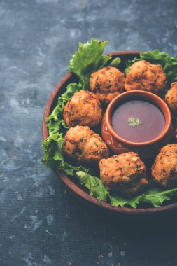 rava Bhajj veya bhajiya da suji Pakoda veya irmik Pakora olarak bilinen, domates ketçap ile servis edilir. seçici odaklama