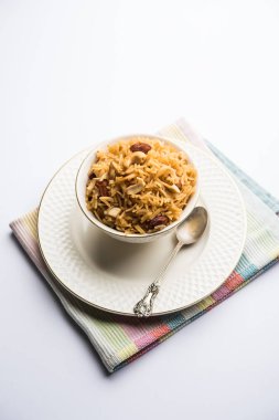 Hintçe Geleneksel Jaggery Pirinç veya Gur wale chawal, kaşıkla bir kase servis. seçici odaklama