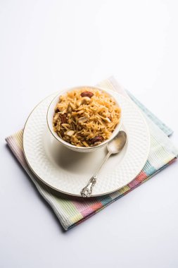 Hintçe Geleneksel Jaggery Pirinç veya Gur wale chawal, kaşıkla bir kase servis. seçici odaklama