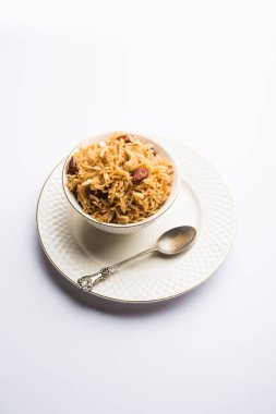 Hintçe Geleneksel Jaggery Pirinç veya Gur wale chawal, kaşıkla bir kase servis. seçici odaklama