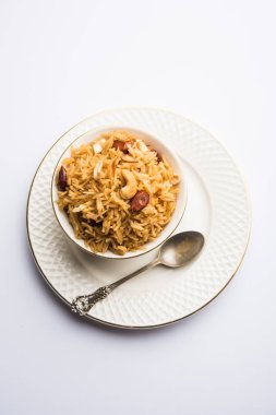 Hintçe Geleneksel Jaggery Pirinç veya Gur wale chawal, kaşıkla bir kase servis. seçici odaklama