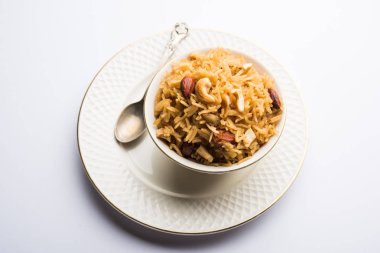 Hintçe Geleneksel Jaggery Pirinç veya Gur wale chawal, kaşıkla bir kase servis. seçici odaklama