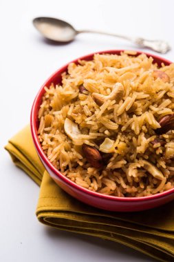 Hintçe Geleneksel Jaggery Pirinç veya Gur wale chawal, kaşıkla bir kase servis. seçici odaklama