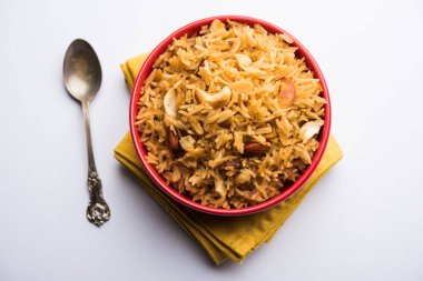 Hintçe Geleneksel Jaggery Pirinç veya Gur wale chawal, kaşıkla bir kase servis. seçici odaklama