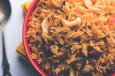 Hintçe Geleneksel Jaggery Pirinç veya Gur wale chawal, kaşıkla bir kase servis. seçici odaklama