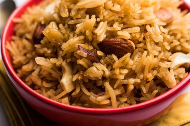 Hintçe Geleneksel Jaggery Pirinç veya Gur wale chawal, kaşıkla bir kase servis. seçici odaklama