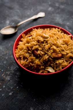 Hintçe Geleneksel Jaggery Pirinç veya Gur wale chawal, kaşıkla bir kase servis. seçici odaklama