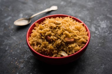 Hintçe Geleneksel Jaggery Pirinç veya Gur wale chawal, kaşıkla bir kase servis. seçici odaklama