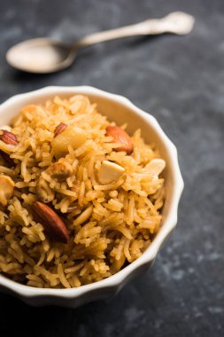 Hintçe Geleneksel Jaggery Pirinç veya Gur wale chawal, kaşıkla bir kase servis. seçici odaklama