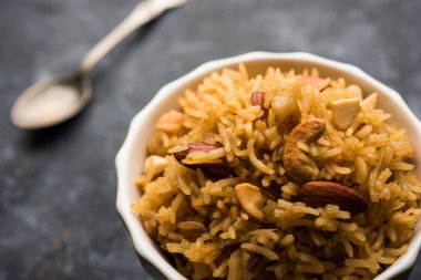 Hintçe Geleneksel Jaggery Pirinç veya Gur wale chawal, kaşıkla bir kase servis. seçici odaklama