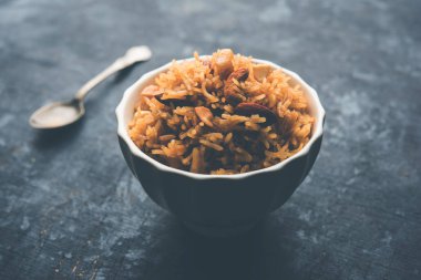 Hintçe Geleneksel Jaggery Pirinç veya Gur wale chawal, kaşıkla bir kase servis. seçici odaklama