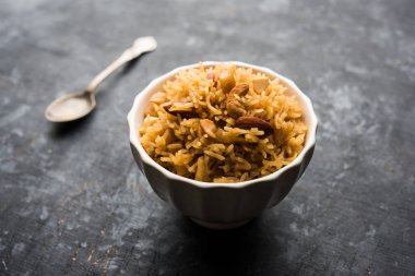 Hintçe Geleneksel Jaggery Pirinç veya Gur wale chawal, kaşıkla bir kase servis. seçici odaklama