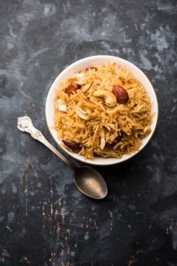 Hintçe Geleneksel Jaggery Pirinç veya Gur wale chawal, kaşıkla bir kase servis. seçici odaklama