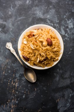 Hintçe Geleneksel Jaggery Pirinç veya Gur wale chawal, kaşıkla bir kase servis. seçici odaklama