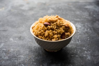 Hintçe Geleneksel Jaggery Pirinç veya Gur wale chawal, kaşıkla bir kase servis. seçici odaklama