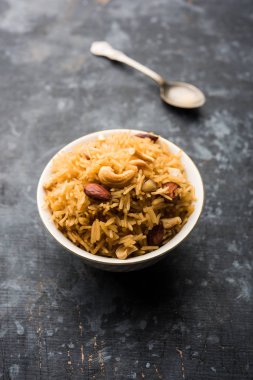 Hintçe Geleneksel Jaggery Pirinç veya Gur wale chawal, kaşıkla bir kase servis. seçici odaklama