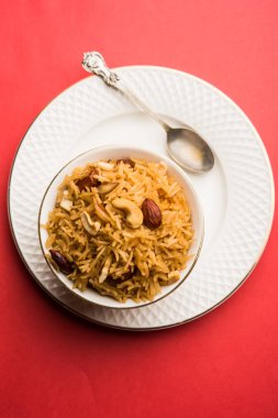 Hintçe Geleneksel Jaggery Pirinç veya Gur wale chawal, kaşıkla bir kase servis. seçici odaklama