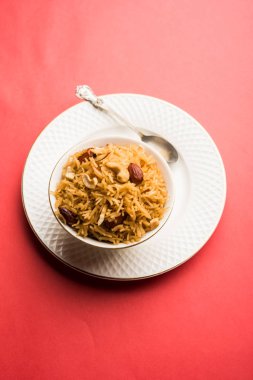 Hintçe Geleneksel Jaggery Pirinç veya Gur wale chawal, kaşıkla bir kase servis. seçici odaklama