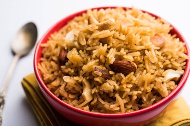 Hintçe Geleneksel Jaggery Pirinç veya Gur wale chawal, kaşıkla bir kase servis. seçici odaklama