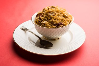 Hintçe Geleneksel Jaggery Pirinç veya Gur wale chawal, kaşıkla bir kase servis. seçici odaklama