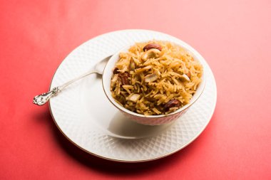 Hintçe Geleneksel Jaggery Pirinç veya Gur wale chawal, kaşıkla bir kase servis. seçici odaklama