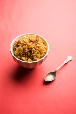 Hintçe Geleneksel Jaggery Pirinç veya Gur wale chawal, kaşıkla bir kase servis. seçici odaklama