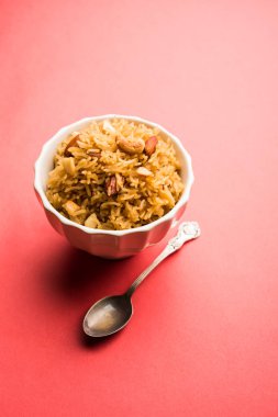 Hintçe Geleneksel Jaggery Pirinç veya Gur wale chawal, kaşıkla bir kase servis. seçici odaklama