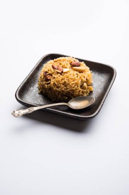 Hintçe Geleneksel Jaggery Pirinç veya Gur wale chawal, kaşıkla bir kase servis. seçici odaklama