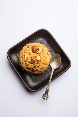 Hintçe Geleneksel Jaggery Pirinç veya Gur wale chawal, kaşıkla bir kase servis. seçici odaklama