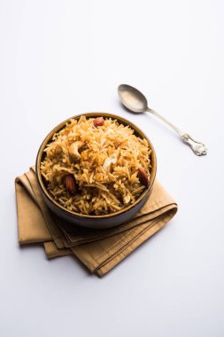 Hintçe Geleneksel Jaggery Pirinç veya Gur wale chawal, kaşıkla bir kase servis. seçici odaklama