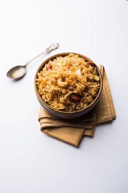 Hintçe Geleneksel Jaggery Pirinç veya Gur wale chawal, kaşıkla bir kase servis. seçici odaklama