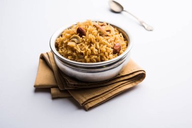 Hintçe Geleneksel Jaggery Pirinç veya Gur wale chawal, kaşıkla bir kase servis. seçici odaklama
