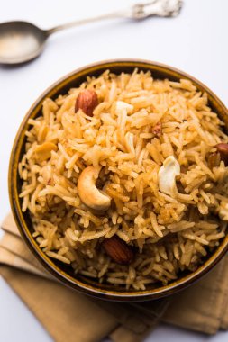 Hintçe Geleneksel Jaggery Pirinç veya Gur wale chawal, kaşıkla bir kase servis. seçici odaklama