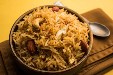 Hintçe Geleneksel Jaggery Pirinç veya Gur wale chawal, kaşıkla bir kase servis. seçici odaklama