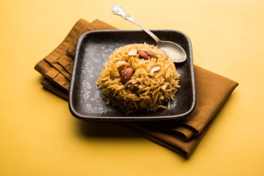 Hintçe Geleneksel Jaggery Pirinç veya Gur wale chawal, kaşıkla bir kase servis. seçici odaklama