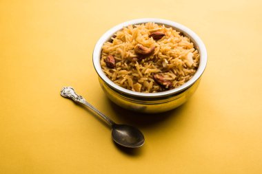 Hintçe Geleneksel Jaggery Pirinç veya Gur wale chawal, kaşıkla bir kase servis. seçici odaklama