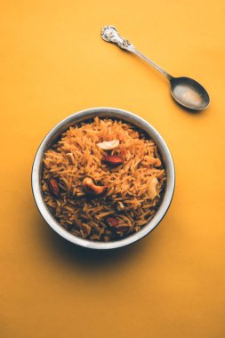 Hintçe Geleneksel Jaggery Pirinç veya Gur wale chawal, kaşıkla bir kase servis. seçici odaklama