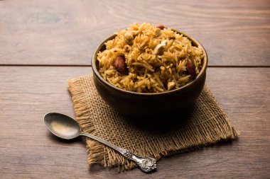 Hintçe Geleneksel Jaggery Pirinç veya Gur wale chawal, kaşıkla bir kase servis. seçici odaklama