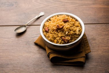 Hintçe Geleneksel Jaggery Pirinç veya Gur wale chawal, kaşıkla bir kase servis. seçici odaklama