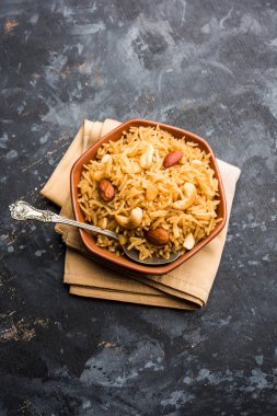 Hintçe Geleneksel Jaggery Pirinç veya Gur wale chawal, kaşıkla bir kase servis. seçici odaklama