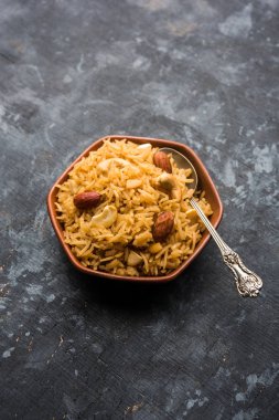 Hintçe Geleneksel Jaggery Pirinç veya Gur wale chawal, kaşıkla bir kase servis. seçici odaklama