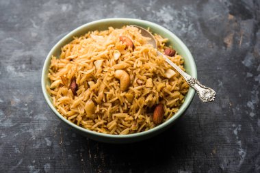 Hintçe Geleneksel Jaggery Pirinç veya Gur wale chawal, kaşıkla bir kase servis. seçici odaklama