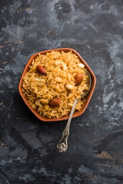 Hintçe Geleneksel Jaggery Pirinç veya Gur wale chawal, kaşıkla bir kase servis. seçici odaklama