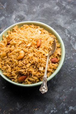 Hintçe Geleneksel Jaggery Pirinç veya Gur wale chawal, kaşıkla bir kase servis. seçici odaklama