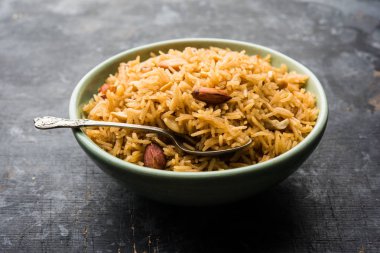 Hintçe Geleneksel Jaggery Pirinç veya Gur wale chawal, kaşıkla bir kase servis. seçici odaklama