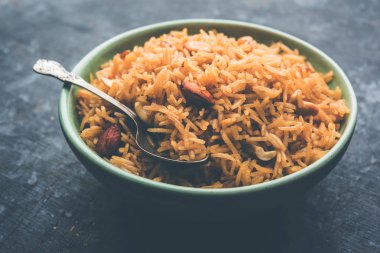 Hintçe Geleneksel Jaggery Pirinç veya Gur wale chawal, kaşıkla bir kase servis. seçici odaklama