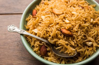 Hintçe Geleneksel Jaggery Pirinç veya Gur wale chawal, kaşıkla bir kase servis. seçici odaklama