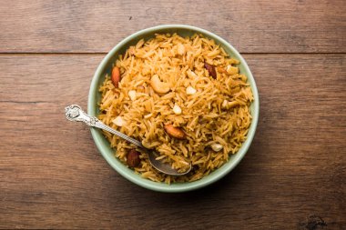 Hintçe Geleneksel Jaggery Pirinç veya Gur wale chawal, kaşıkla bir kase servis. seçici odaklama